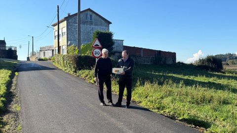 El alcalde, Eduardo Parga, comprueba la mejora realizada en uno de los caminos