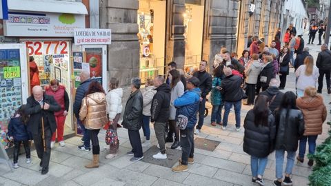 Colas de gente comprando lotera de Navidad en una administracin de Vigo.