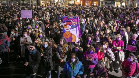 Un grupo de personas participa en una manifestaci�n por el 8M, D�a Internacional de la Mujer, en Gij�n