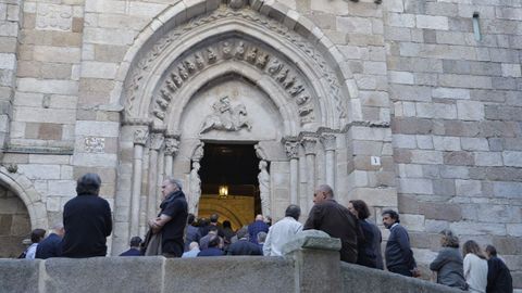 Asistentes al funeral entrando en la iglesia de Santiago