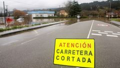La carretera AS 16 permenece cortada por segundo d�a consecuntivo por el desbordamiento del r�o Nal�n como consecuencia de las intensas lluvias 