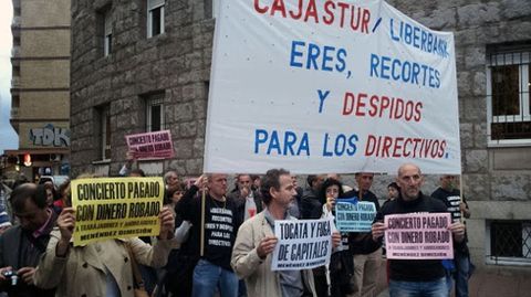 Protesta de trabajadores de Liberbank durante los premios Príncipe