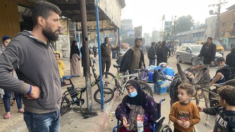 Personas gazates llegadas desde Jan Yunis a Rafah, tras dejar anteriormente sus casas en la ciudad de Gaza.