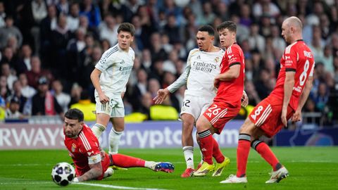 Otamendi, en el suelo durante un lance del encuentro entre el Real Madrid y el Benfica.