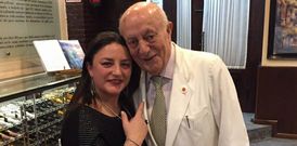 La artesana xalleira Esther Ferreiro regal� a Lucio un pin dise�ado por ella que luce en su chaqueta blanca.