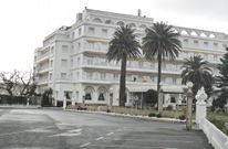 El aparcamiento del Gran Hotel estaba ayer desierto y solo se ve�a a operarios trabajando en el jard�n. 
