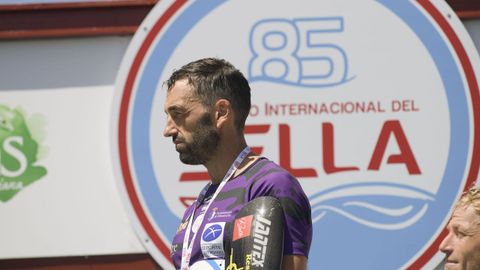 El asturiano Walter Bouzn Snchez campen en k1, a su llegada a Ribadesella despus de participar en el Descenso Internacional del Sella, este sbado. Los piragistas franceses Quentin Urban y Jrmy Candy se adjudicaron la 85 edicin del Descenso