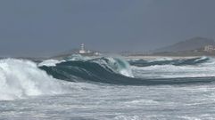 Oleaje en Ancoradoiro con faro de Lari�o al fondo