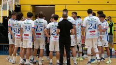 El banquillo del Cisne recibiendo instrucciones en un tiempo muerto