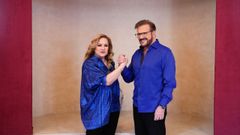 Luca y Jorge Galn echando un pulso durante la presentacin de la gira Noticias del amor en Madrid