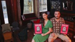 Nerea Bello y Martín Zarauza, en el pub Lucille de la rúa Santo Agostiño, donde hace años estaba el Sant-Yago.