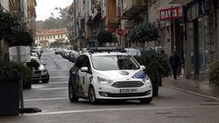 Foto de archivo de un coche patrulla por las calles de Ribeira