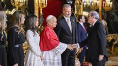 El defensor del pueblo, �ngel Gabilondo, saluda al papa Le�n XIV durante su visita a Espa�a el pasado junio