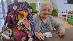 Consuelo,con 103 aos y residente en Arcade, pinta vieiras para la Mochila de la Luz, una iniciativa solidaria que se desarolla en el Camino de Santiago.