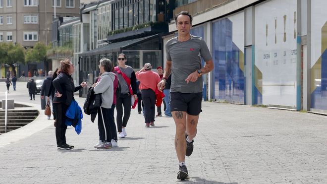 Jos� Alberto Carballo Louzao, corriendo por el paseo mar�timo de A Coru�a tras ser sometido a una neuroablaci�n para evitar s�ncopes