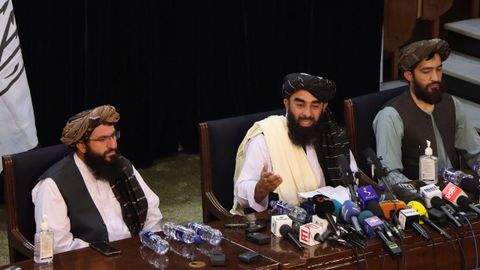 El portavoz de los talibanes, Zabihullah Mujahid, durante la rueda de prensa que ofreció el pasado 17 de agosto en la capital afgana, Kabul