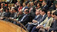 <span lang= es-es >Representacin plural</span>. En la tribuna de invitados coincidieron por la maana, de izquierda a derecha en la primera fila, Albor, Jurez, Prez Vidal, Diego Calvo, Garca Leira, Louzn, Baltar, Gmez Besteiro, Xavier Vence, Corina Porro y Rodrguez Miranda.