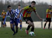 El jugador del Laracha Edu se lleva el bal�n ante el deportivista Bicho (izquierda).