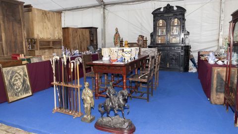 Una vista panormica del puesto de Csar Antigedades este fin de semana en A Pontenova