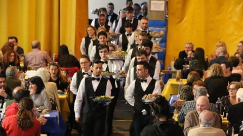 Codillo.M�s de 1.050 comensales se citaron en la Festa do Codillo