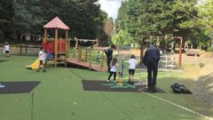 Los m�s peque�os de A Pobra ya pueden jugar otra vez en los parques infantiles