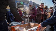 Voluntarios polacos ofrecen sopa a los refugiados ucranianos en Dorohusk, en Polonia.
