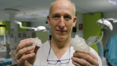 Fernando Rueda, coordinador de la Unidad de Cardiologa Peditrica del Hospital Teresa Herrera de A Corua (Chuac) con dos corazones impresos en 3D, el de la izquierda de un beb prematuro 