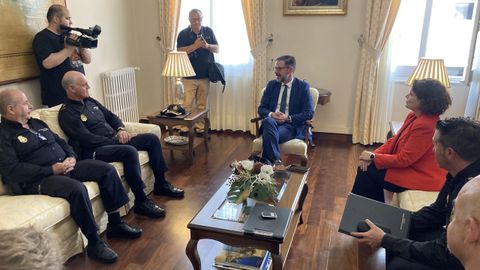 El alcalde y la Subdelegada del Gobierno, con el jefe superior de Policía Nacional en Galicia y el nuevo comisario provincial
