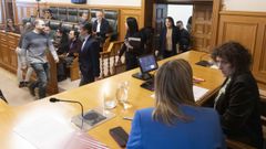 Imagen�de archivo de un pleno municipal antes del inicio de la sesi�n, con Borja Verea (PP) pasando por delante de la alcaldesa, Goretti Sanmart�n (BNG).