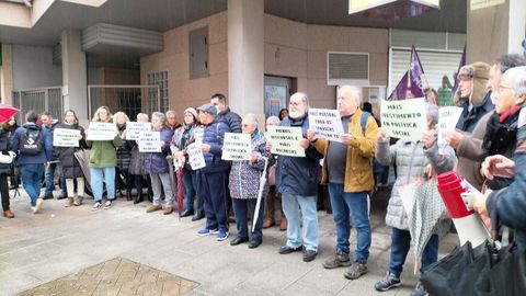 Vecinos de Teis protestan por la falta de personal en la oficina de ...