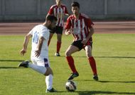 Diego Arias, a la izquierda, listo para enviar un pase en el partido ante la Milagrosa. 