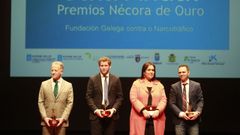 Los cuatro premiados en la primera gala tras la pandemia. A la derecha de la imagen, el doctor en Psicolox�a Social Antonio Rial,  premiado por sus investigaciones sobre las adicciones. La N�cora de Ouro le fue entregada por Manuel Isorna y el presidente de la Autoridad Portuaria, Jos� Manuel Cores Tour�s
