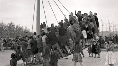 PAYARES. SIn duda, una de las imgenes ms impactantes del calendario es esta que muestra nios y nias jugando en una de las atracciones ya desaparecidas de la zona infantil del parque de Isabel la Catlica, hacia 1955