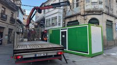 Desmontaje de la oficina de turismo de la calle Real, en Caldas de Reis