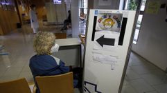 Una mujer espera su turno para entrar en una de las consultas m�dicas del centro de salud de Monforte