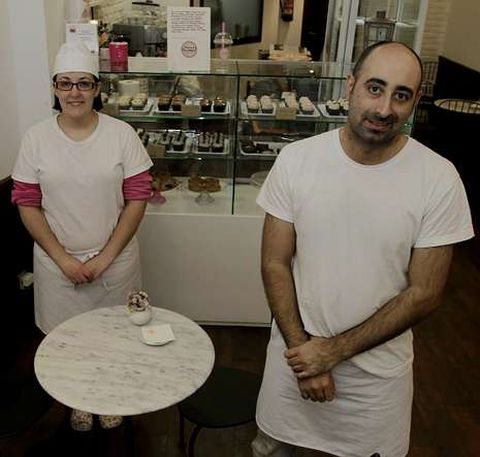 Isabel Perales y Pablo Castro, en su negocio.