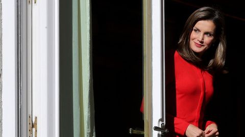 La reina asoma por uan puerta del palacio de la Zarzuela este 30 de noviembre del 2017