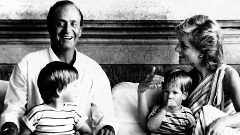 El por aquel entonces Rey de Espa�a, Don Juan Carlos I, conversando con Diana de Gales y sus dos hijos Enrique y Guillermo