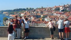 Turistas sacando fotos desde el mirador del Jardim do Morro, con vistas al casco hist�rico de Oporto.