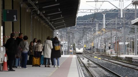 Pasajeros a la espera de un tren en la estaci�n de Monforte, en una foto de archivo