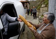 Concepci�n compra el pan ante la atenta mirada de su esposo y vecinos.
