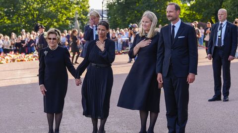 La reina Sonia, Marta Luisa de Noruega, la reina Mette-Marit y el rey Haakon, agradecen el cari�o