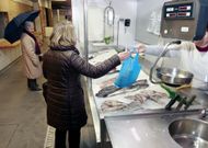 Compradores en uno de los puestos de la plaza de Abastos, en una imagen tomada ayer. 