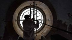 Cuatro esferas: la esfera del reloj transmite sus movimientos a trav�s de una barra que sube hasta la c�pula de Mar�a Pita y donde se encuentra un engranaje que, mediante un card�n, env�a las �rdenes a las cuatro esferas que vemos en lo alto del palacio. Con la ayuda de los bomberos y de una empresa de trabajos verticales restauraron todas sus piezas, incluidas las agujas, que no ten�an contrapesos