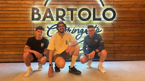 Ramón Barreira, en el centro, con dos compañeros de su equipo (cocinero y camarero)