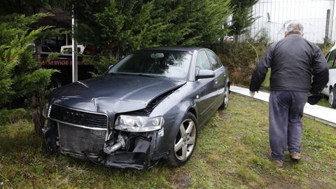 Coche que fue siniestro total tras un accidente con jabales en Merille, Ourol, el pasado enero