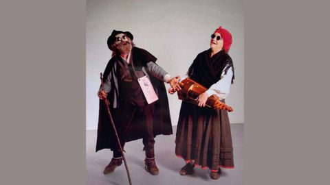 El ciego y la ciega vend�an las coplas a cambio de dinero en el antroxu de Oviedo