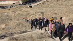 Decenas de personas de camino a la prisin de Sednaya, cerca de Damasco.