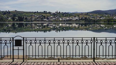 El Malecn y el casco urbano de Petn, vistos desde el rea recreativa de O Aguilln en A Ra.