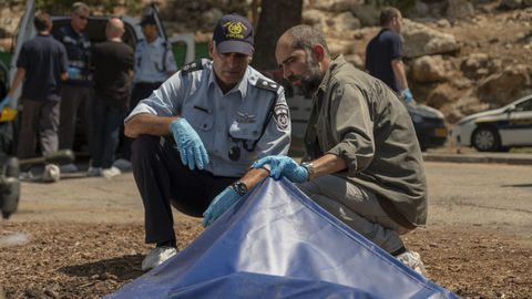 El actor Shlomi Elkabetz, a la derecha, en una escena de la serie �Our Boys�, donde encarna al agente encubierto cuyo nombre en clave es Sim�n